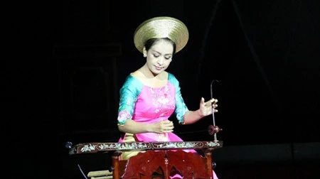 Le đàn bầu ou la musique vietnamienne à l'état pur.