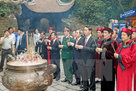 Le président Tran Dai Quang offre de l'encens aux rois fondateurs Hung 
