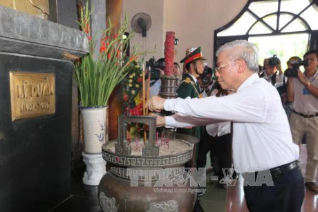 Nguyen Phu Trong offre de l'encens à l'ancien secrétaire général du PCV Le Duan à Quang Tri