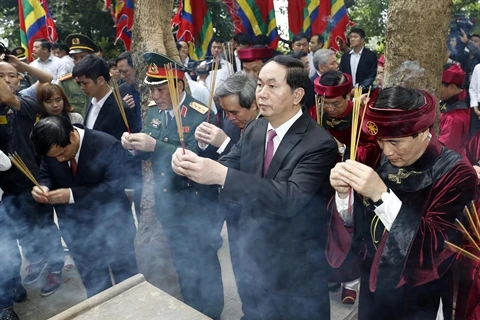 Le président de la République, Trân Dai Quang (2e à droite), offre de l'encens aux rois Hùng, dans la ville de Viêt Tri de la province de Phu Tho (Nord)