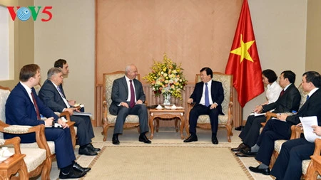  Le vice-PM Trinh Dinh Dung reçoit les ambassadeurs russe et irlandais