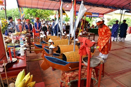 Le district de Ly Son rend hommage aux garnisons de Hoàng Sa