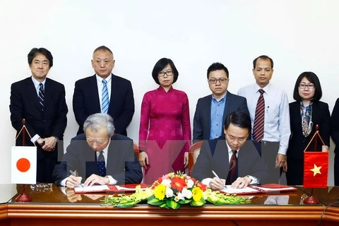 Le directeur général de VNA Nguyen Duc Loi et le président et rédacteur en chef, Masaki Fukuyamaont signé des protocoles d’accord de coopération dans la formation du personnel,