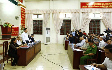 Le président du Comité populaire de Hanoï dialogue avec les habitants de Dong Tam 