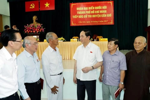 Le président Tran Dai Quang à l’écoute des électeurs du district de Can Gio 
