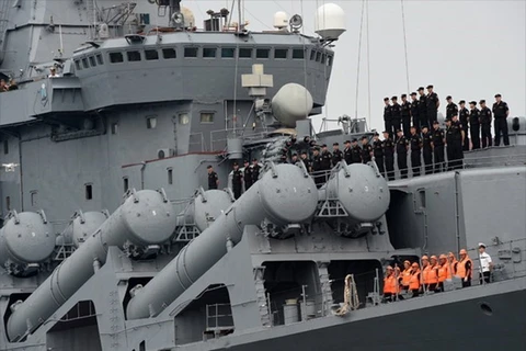 Des navires de la marine russe au port de Cam Ranh