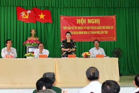 La présidente de l’AN rencontre les électeurs du district de Phong Diên de Cân Tho