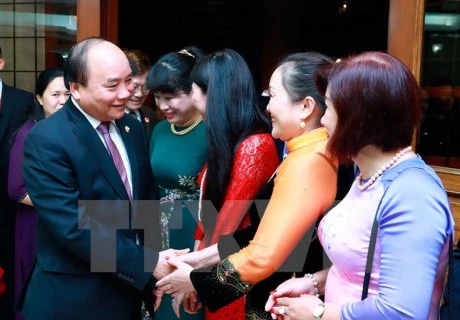 Le PM Nguyen Xuan Phuc se rend à l'ambassade du Vietnam aux Philippines