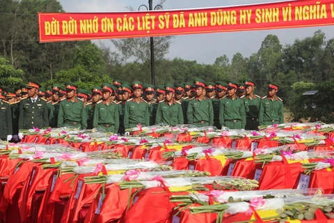 Nghe An : inhumation des restes de soldats tombés au Laos