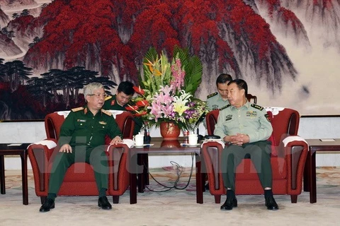Le vice-président de la Commission militaire centrale chinoise reçoit le général Nguyen Chi Vinh