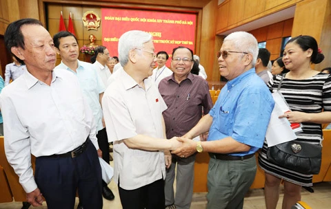 Le secrétaire général Nguyen Phu Trong rencontre l’électorat de Hanoi