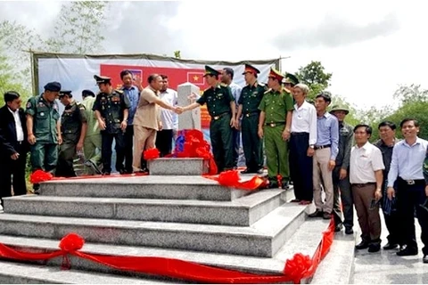 Inauguration de bornes à la frontière Vietnam - Cambodge