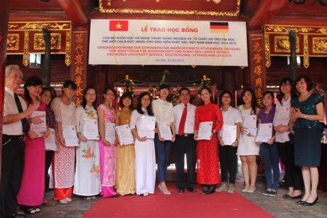 Remise de bourses d'études allemandes à des étudiants vietnamiens