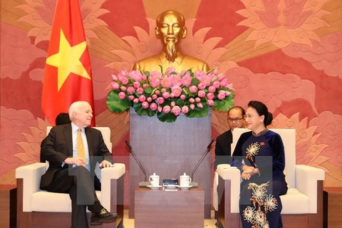 La présidente de l’AN Nguyên Thi Kim Ngân reçoit le sénateur américain John McCain