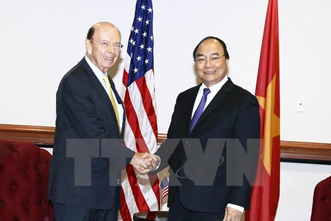 Le PM Nguyên Xuân Phuc rencontre le secrétaire américain au Commerce Wilbur Ross