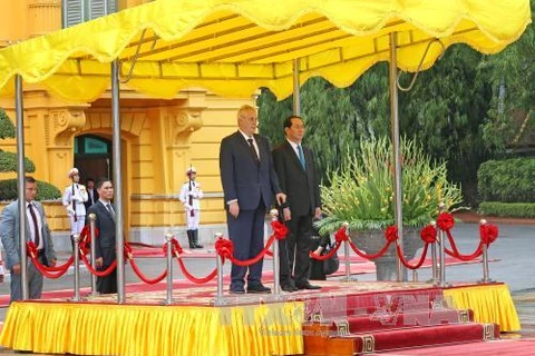 Le président tchèque débute sa visite d’Etat au Vietnam