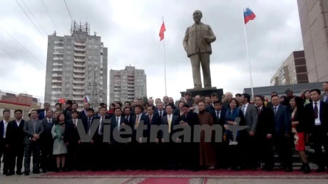 Inauguration de la statue du Président Ho Chi Minh dans la ville d'Oulianov en Russie 