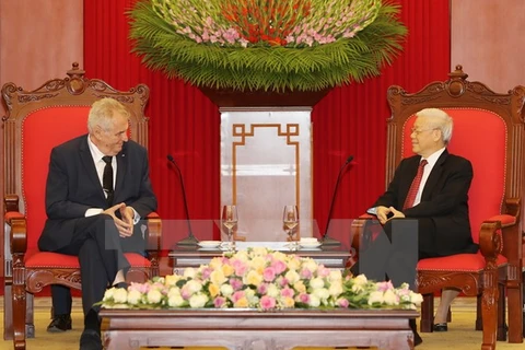 Des dirigeants vietnamiens reçoivent le président tchèque Milos Zeman