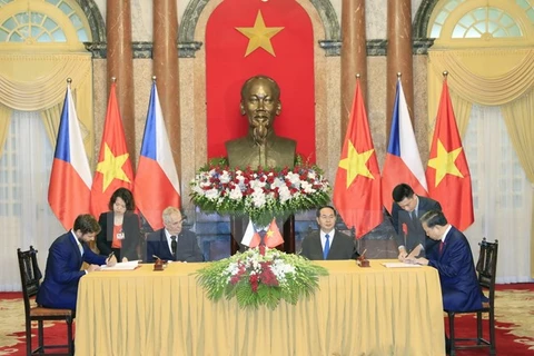 Le président tchèque termine sa visite d’Etat au Vietnam