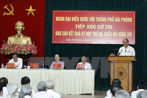 Le Premier ministre rencontre des électeurs de Hai Phong