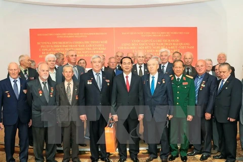 Le chef de l'Etat rencontre des amis biélorusses et des Vietnamiens en Biélorussie 