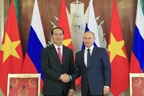 Le président Tran Dai Quang (gauche) et son homologue russe Vladimir Poutine. Photo : Nhan Sang/VNA