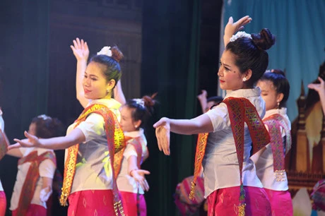 Festival de musique folklorique et défilé de mode pour célébrer les liens Vietnam-Laos