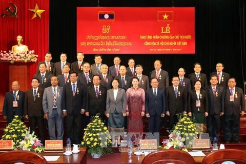 Des dirigeants de 15 provinces laotiennes à l'honneur 