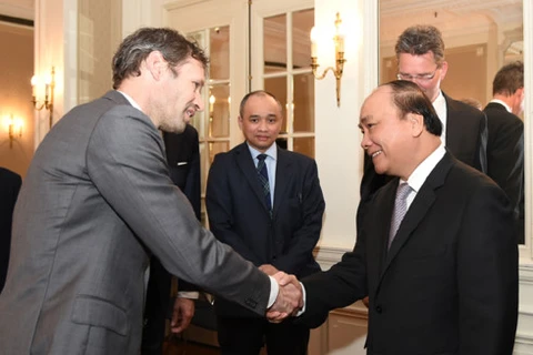 Le Premier ministre Nguyen Xuan Phuc rencontre des investisseurs néerlandais