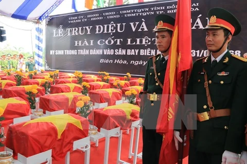Cérémonie en mémoire des héros morts pour la Patrie dans l’offensive à l’aéroport de Bien Hoa