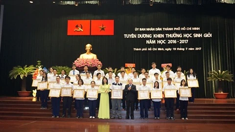 Hô Chi Minh-Ville honore 477 excellents élèves