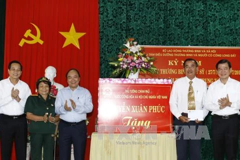Des dirigeants vietnamiens rendent visite aux personnes méritantes