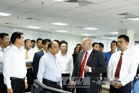 Le PM Nguyen Xuan Phuc visite le port international de Cai Mep