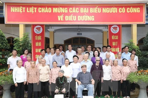 Le leader du PCV Nguyên Phu Trong visite des personnes méritantes de la révolution à Hanoï