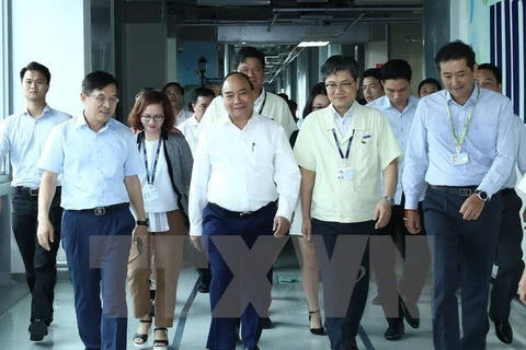Le PM Nguyen Xuan Phuc travaille avec Samsung Electronics Vietnam Thai Nguyen 