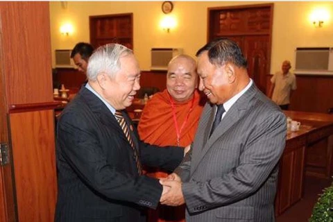 Des dirigeants cambodgiens rencontrent une délégation d'anciens soldats volontaires vietnamiens