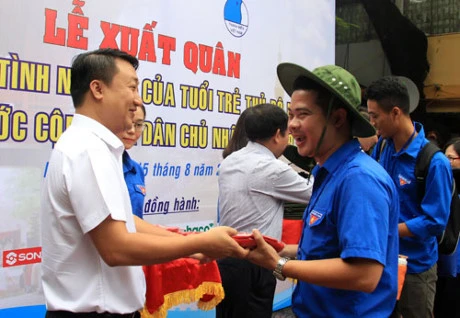 Les jeunes de Hanoi participent aux activités bénévoles au Laos