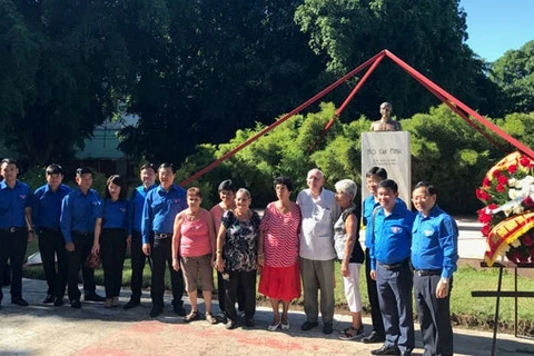 Visite du buste du Président Hô Chi Minh et du village de Bên Tre à Cuba