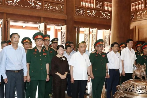 Le PM Nguyen Xuan Phuc offre de l'encens au président Ho Chi Minh au site K9