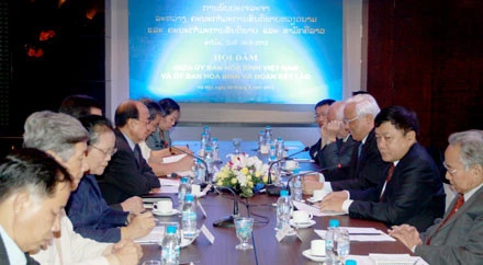 Renforcement de la coopération entre les deux comités de paix Vietnam-Laos