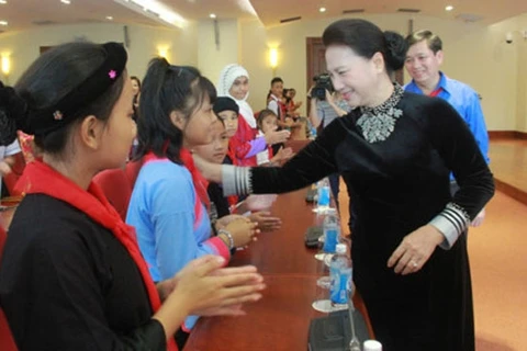 La présidente de l'AN rencontre des enfants issus des minorités ethniques