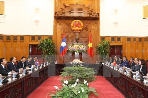 Le Premier ministre Nguyen Xuan Phuc reçoit un vice-Premier ministre laotien