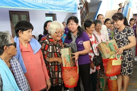Les cadeaux des femmes de HCM-Ville aux pauvres de Phnom Penh