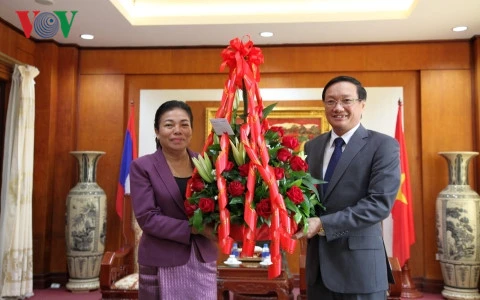 Des dirigeants laotiens félicitent le Vietnam pour la Fête nationale 