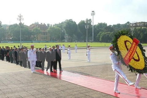 Des dirigeants du Parti et de l’Etat rendent hommage au Président Ho Chi Minh