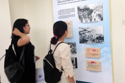 Exposition de la collection de décrets du Président Hô Chi Minh