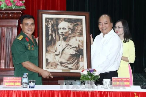 Nguyen Xuan Phuc rend visite à des invalides de guerre à Hai Phong