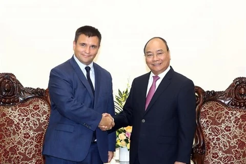 Le Premier ministre Nguyen Xuan Phuc reçoit le ministre ukrainien des AE