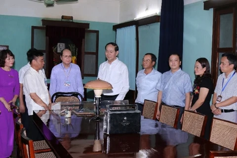 Le chef de l’État rend hommage au Président Hô Chi Minh