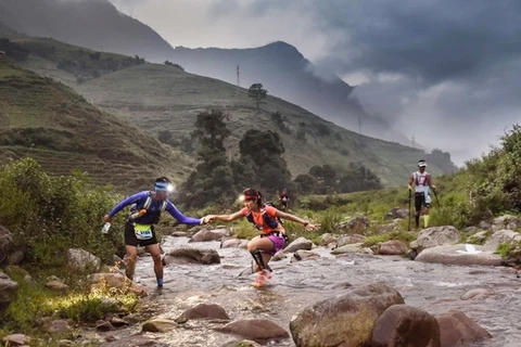 2.200 coureurs au marathon des montagnes au Vietnam